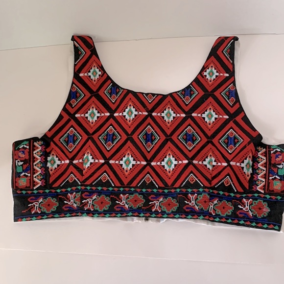 Urmoda front zip cropped top/vest w/a touch of Boho styling ,red white multi - Picture 3 of 6